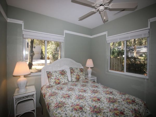 Short Walk to Beach Lovely 5 Bedroom Home