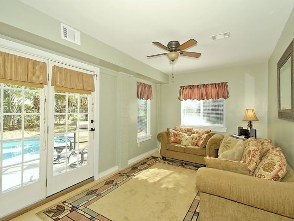Short Walk to Beach Lovely 5 Bedroom Home