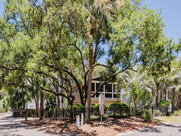 Short Walk to Beach Lovely 5 Bedroom Home