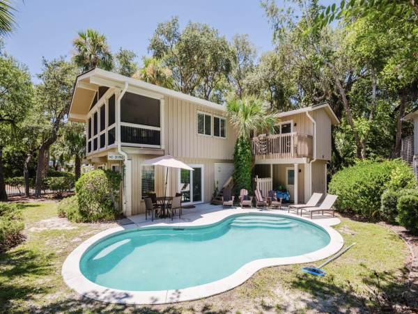 Short Walk to Beach Lovely 5 Bedroom Home