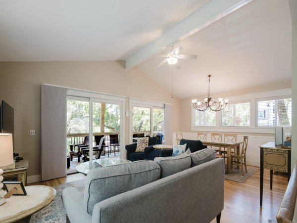 Short Walk to Beach Lovely 5 Bedroom Home