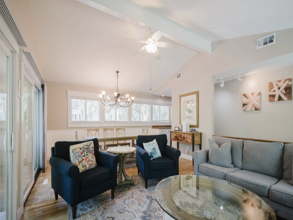 Short Walk to Beach Lovely 5 Bedroom Home