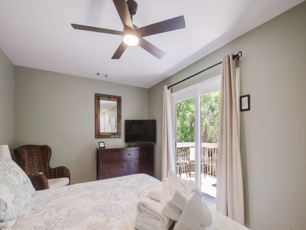 Short Walk to Beach Lovely 5 Bedroom Home