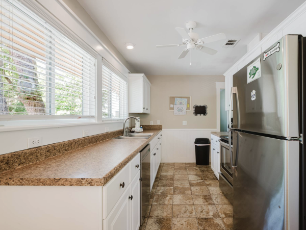 Short Walk to Beach Lovely 5 Bedroom Home