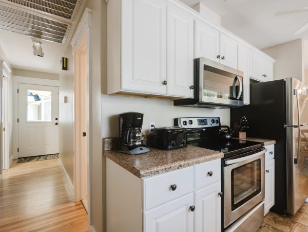 Short Walk to Beach Lovely 5 Bedroom Home