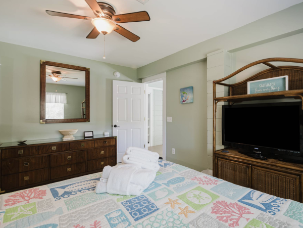 Short Walk to Beach Lovely 5 Bedroom Home