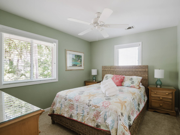 Short Walk to Beach Lovely 5 Bedroom Home