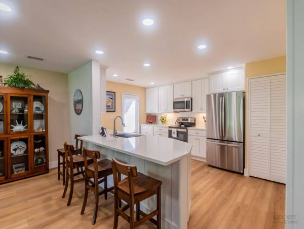 Charming Hilton Head Villa Walk to Beach, Pool & Dining