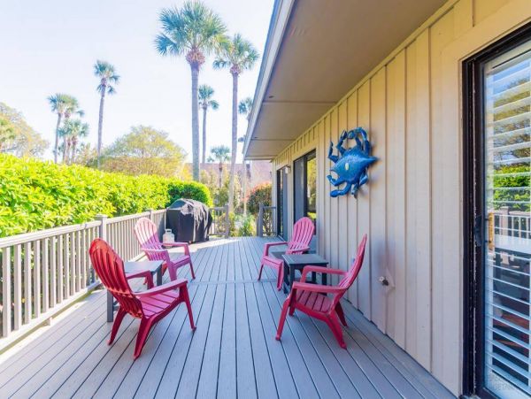 Charming Hilton Head Villa Walk to Beach, Pool & Dining