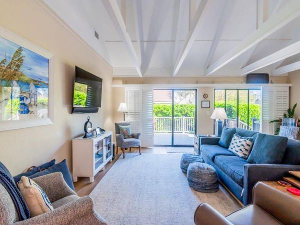 Charming Hilton Head Villa Walk to Beach, Pool & Dining