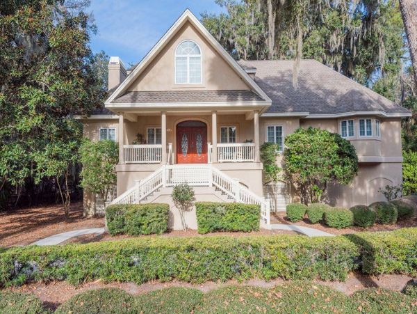 Hilton Head Home Enjoys Six Bedrooms