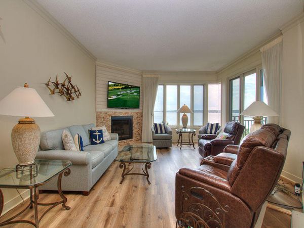 Spacious 3 Bedroom Condo, perfect location!