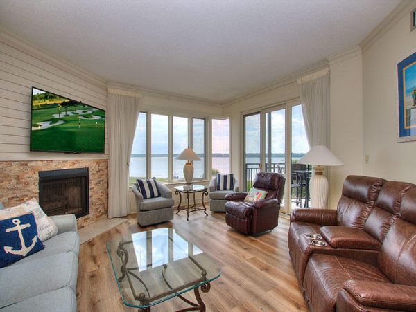 Spacious 3 Bedroom Condo, perfect location!