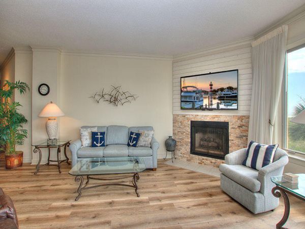 Spacious 3 Bedroom Condo, perfect location!