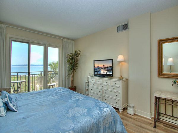 Spacious 3 Bedroom Condo, perfect location!
