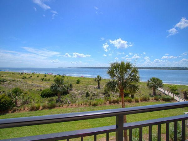 Spacious 3 Bedroom Condo, perfect location!