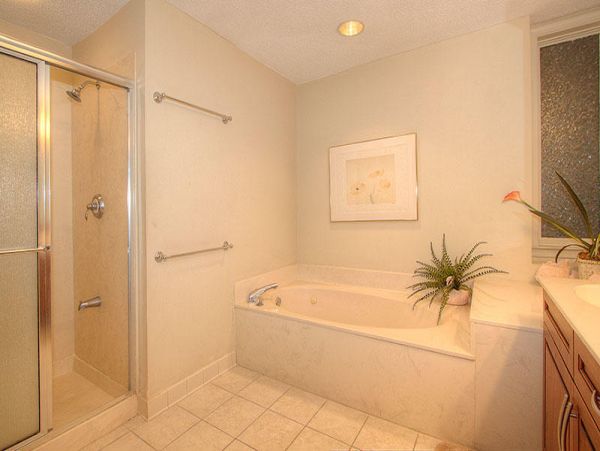 Spacious 3 Bedroom Condo, perfect location!