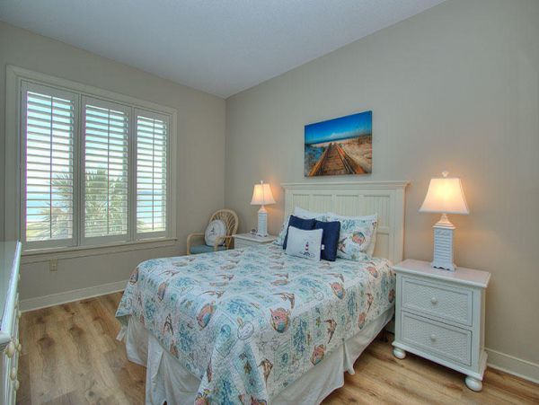 Spacious 3 Bedroom Condo, perfect location!