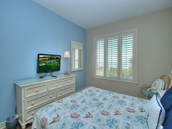 Spacious 3 Bedroom Condo, perfect location!