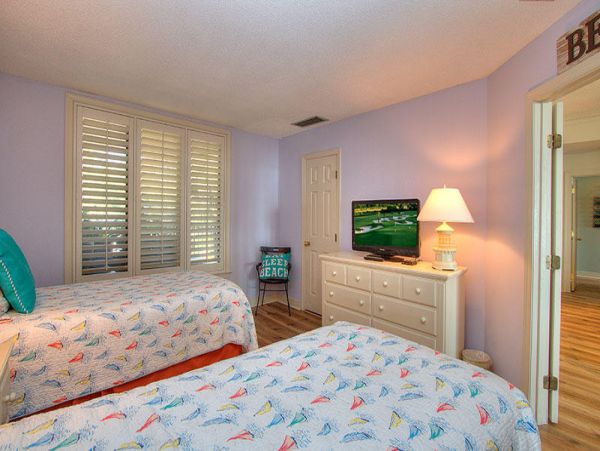 Spacious 3 Bedroom Condo, perfect location!