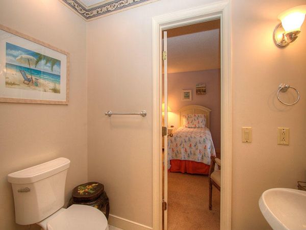 Spacious 3 Bedroom Condo, perfect location!