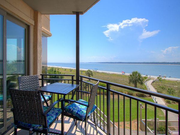 Spacious 3 Bedroom Condo, perfect location!