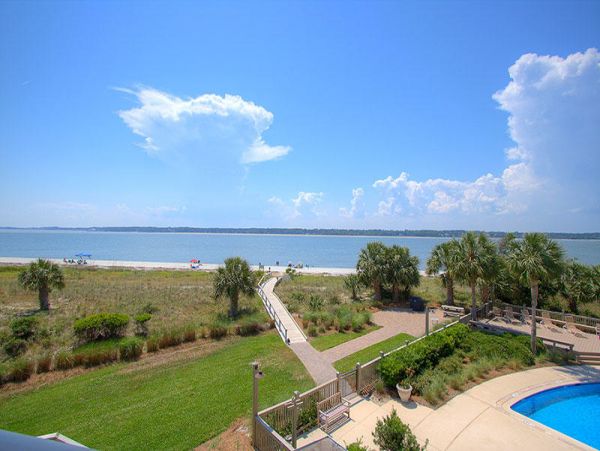 Spacious 3 Bedroom Condo, perfect location!
