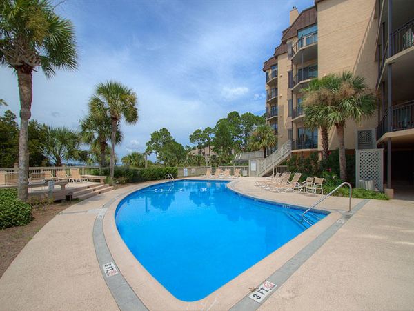 Spacious 3 Bedroom Condo, perfect location!