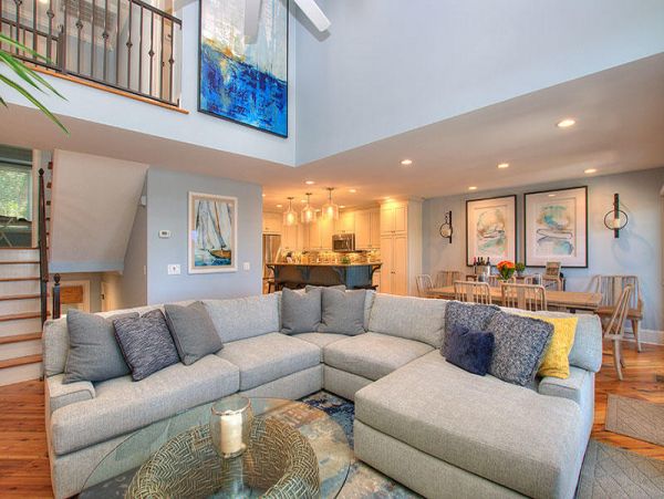 Luxurious 4 Bedroom Townhome Steps to the Beach