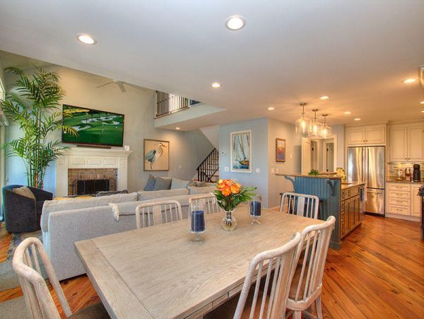 Luxurious 4 Bedroom Townhome Steps to the Beach