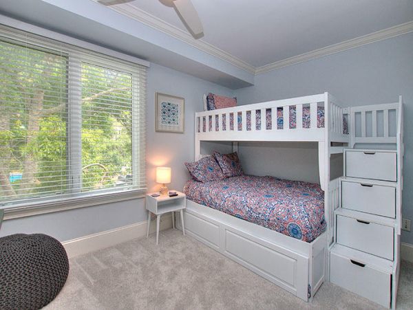 Luxurious 4 Bedroom Townhome Steps to the Beach