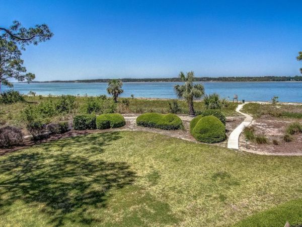 Luxurious 4 Bedroom Townhome Steps to the Beach
