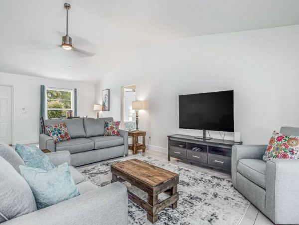 Naples Family Friendly 3 Bedroom Home Caged Pool Sleeps 10