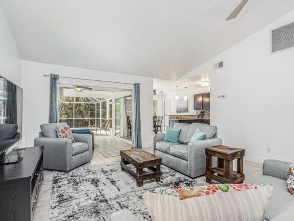 Naples Family Friendly 3 Bedroom Home Caged Pool Sleeps 10
