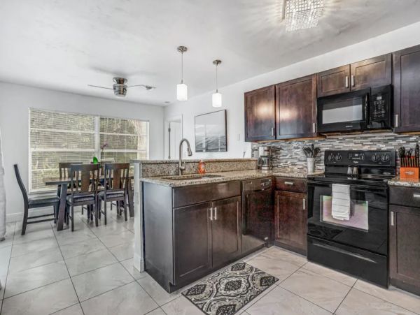Naples Family Friendly 3 Bedroom Home Caged Pool Sleeps 10