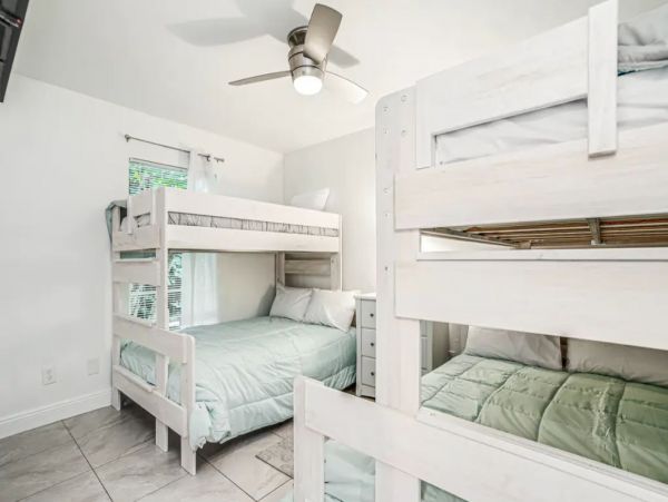 Naples Family Friendly 3 Bedroom Home Caged Pool Sleeps 10