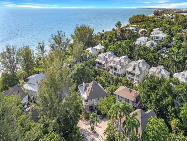 Completely Updated Two Bedroom Vacation Home in Captiva