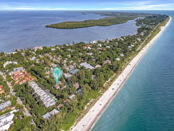 Completely Updated Two Bedroom Vacation Home in Captiva