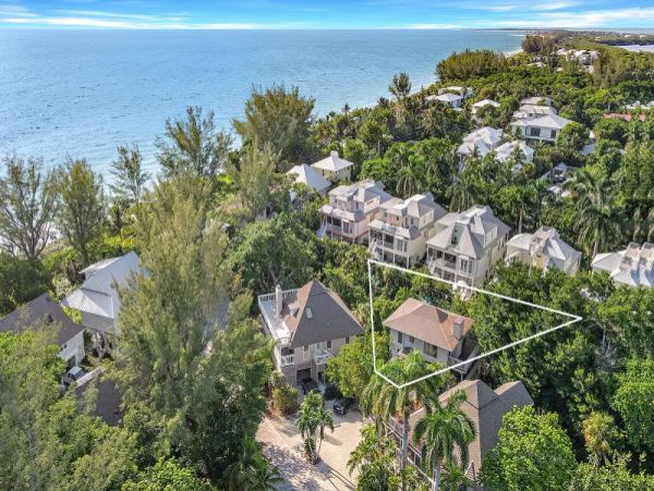Completely Updated Two Bedroom Vacation Home in Captiva