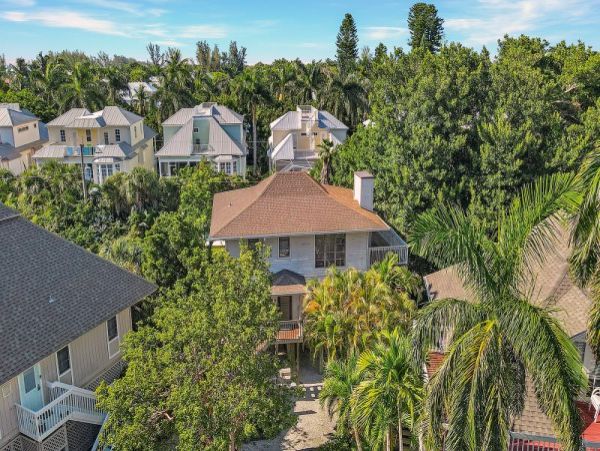 Completely Updated Two Bedroom Vacation Home in Captiva
