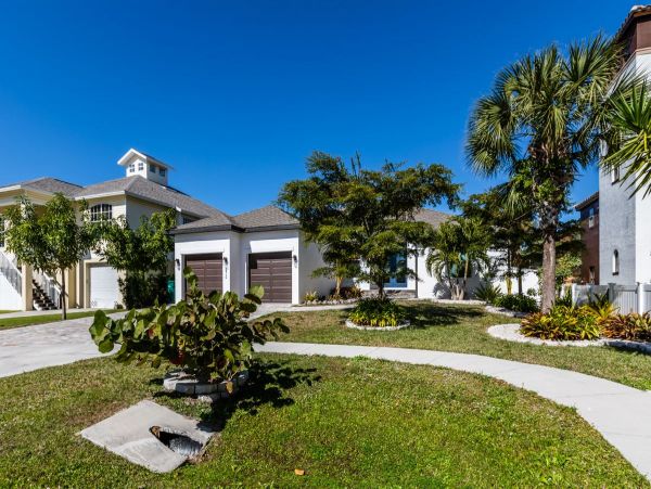 Beautiful Vacation Home with Pool in Marco Island