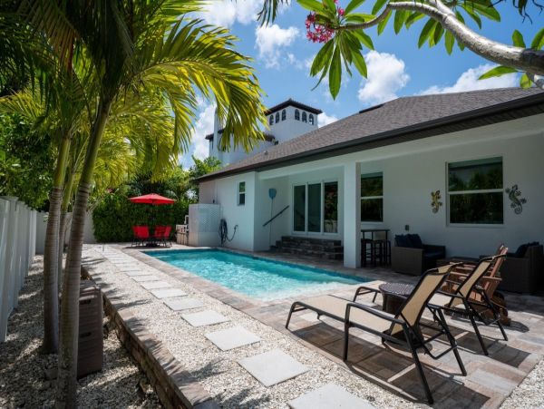 Beautiful Vacation Home with Pool in Marco Island