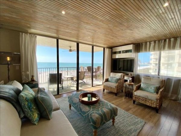 Beachfront Vacation Condo in Marco Island with Tennis Courts
