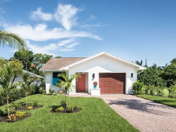Desirable Location 3 Bedroom Naples Home Caged Heated Pool