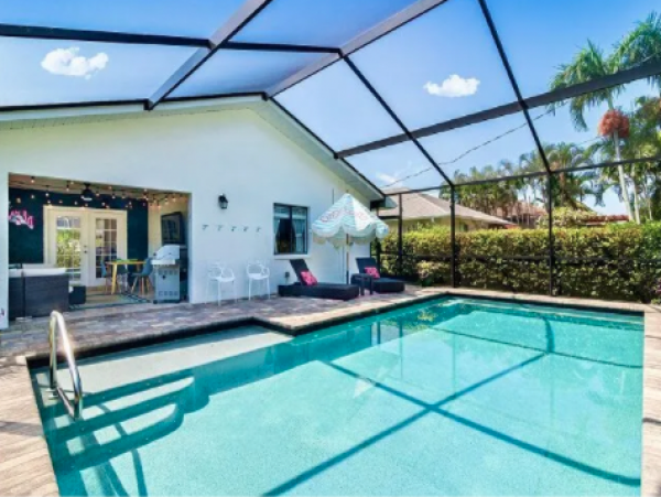 Desirable Location 3 Bedroom Naples Home Caged Heated Pool