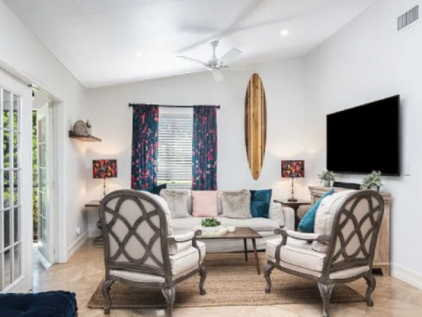 Desirable Location 3 Bedroom Naples Home Caged Heated Pool