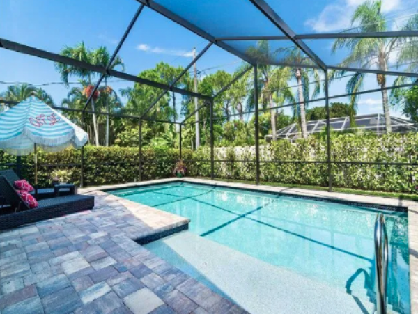 Desirable Location 3 Bedroom Naples Home Caged Heated Pool