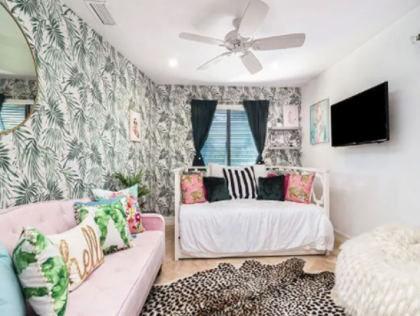 Desirable Location 3 Bedroom Naples Home Caged Heated Pool