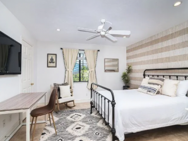 Desirable Location 3 Bedroom Naples Home Caged Heated Pool