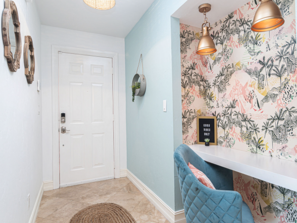 Desirable Location 3 Bedroom Naples Home Caged Heated Pool